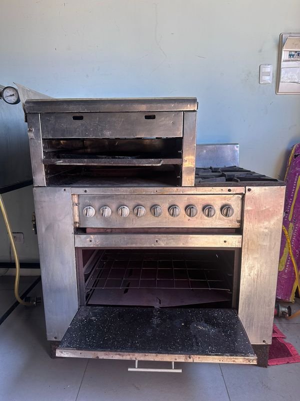 Excepcional cocina industrial con hornallas, horno plancha y gratinador en excelente estado - imagen 3