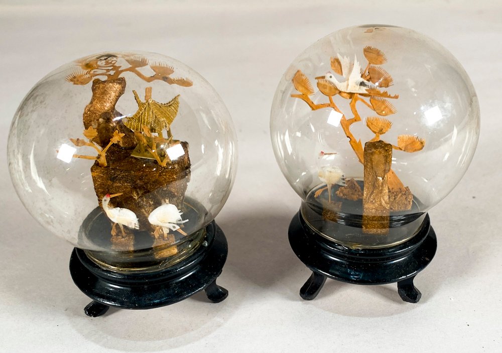 Dos Cúpulas Decorativas de Corcho con Escenas Orientales y Aves