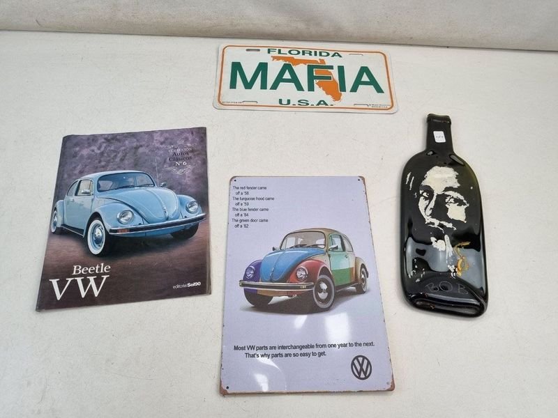 L 369 - Varias Unidades - Lote de articulos decorativos con chapas alusivas a Volkswagen Beetle y chapa matricula de Florida 'Mafia U.S.A.'