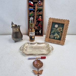 Lote de 5 Piezas Decorativas: Bandeja Grabada, Mapa Chile, Flor Metal, Jarra y Marco con Flores Secas - imagen 5