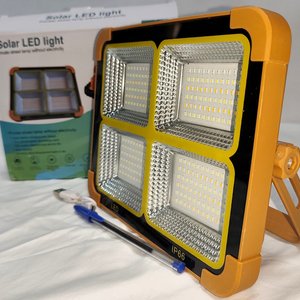 Foco LED Solar Recargable Multifunción con Valijas, Nuevo en Caja - imagen 2