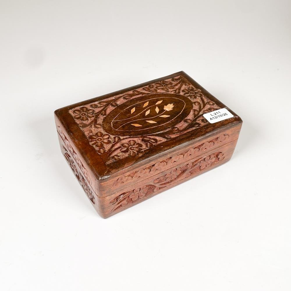 Caja de Madera Tallada con Detalles Florales