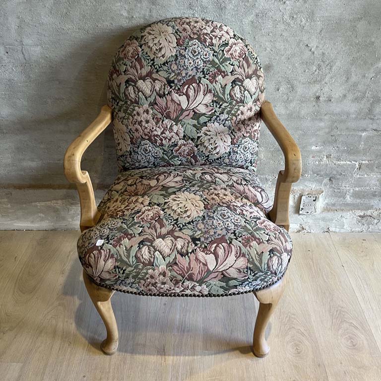 Lote siguiente: Sillon Chipendale asiento tapizado gobelino - Medidas: 63x49x92cm