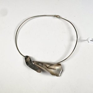 Lote anterior: Collar Rígido Metálico con Flor de Plata Estilo Calla