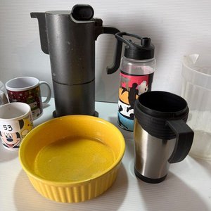 Lote de Cafetera Moka, Tazas Navideñas, Jarra Plástica y Más - imagen 3