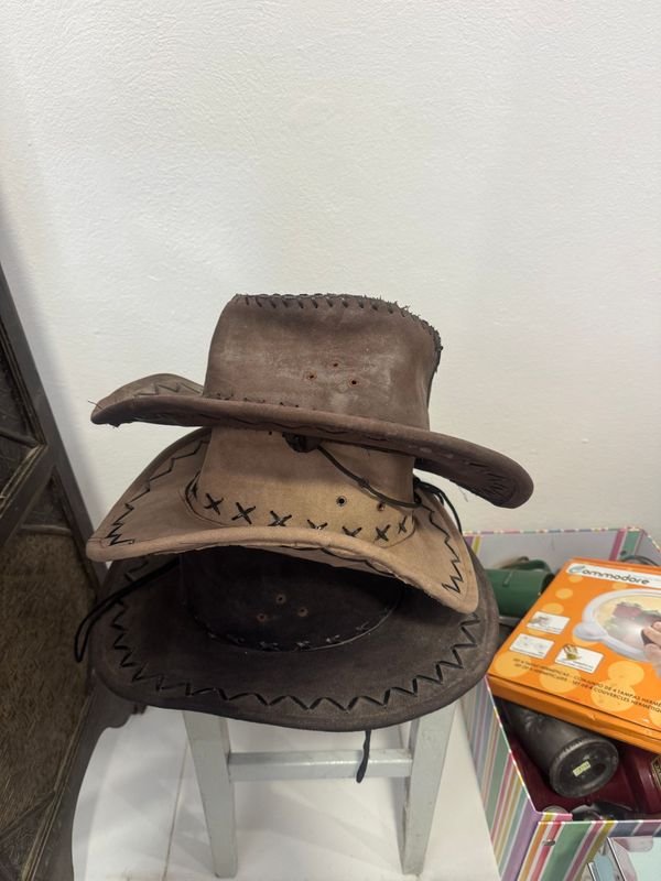 Lote de 3 Sombreros Vaqueros de Cuero - imagen 1