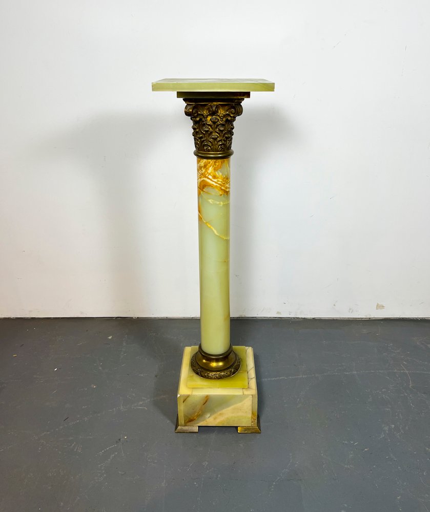 Pedestal de Onix y Bronce con Base y Mesa Cuadrangular