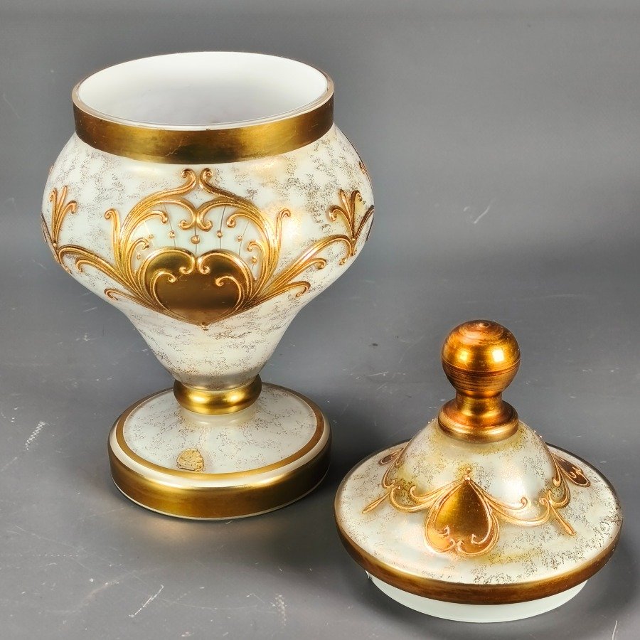 Bombonera de cristal de Bohemia opalinada decorada con diseños dorados en relieves - imagen 6