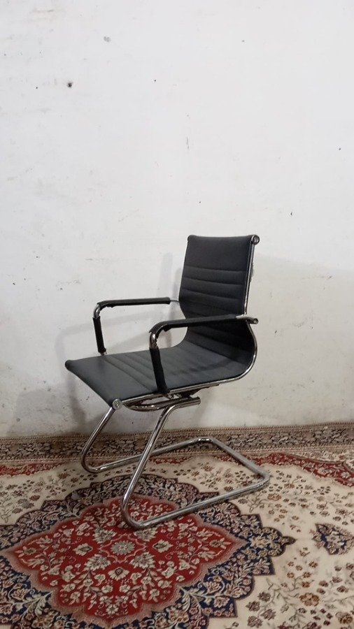 Silla de oficina con posabrazos y base cromada - imagen 4
