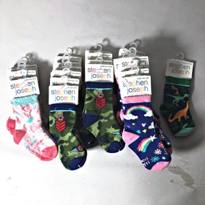 Lote de 35 Piezas: Gorros Infantiles y Pares de Medias - imagen 2