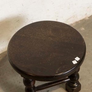 Banco Redondo de Madera Oscura con Tres Patas Torneadas - imagen 3