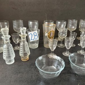 Lote de 28 Copas Variadas y 2 Aceiteros de Vidrio - imagen 3