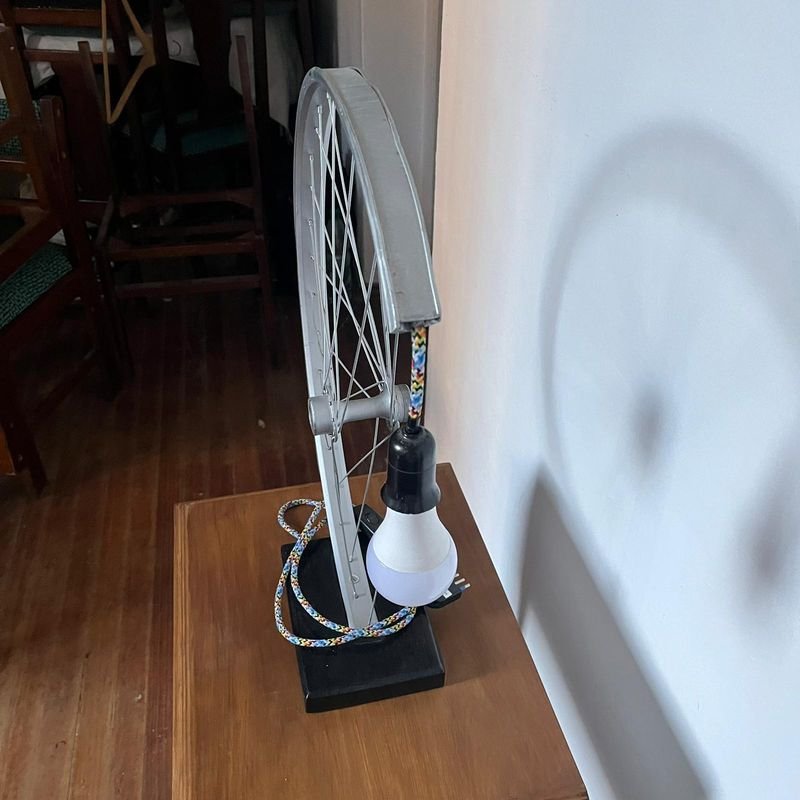 Lámpara rústica artesanal hecha con rueda de bicicleta - imagen 4