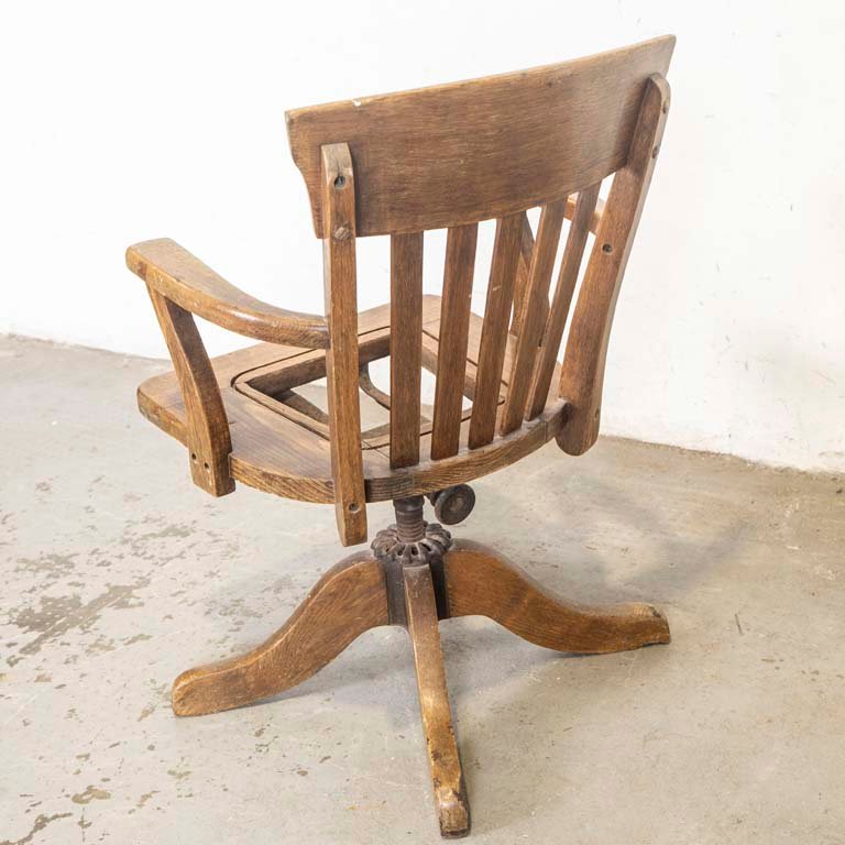 Silla antigua de oficina en roble con problemas mecánicos - imagen 3
