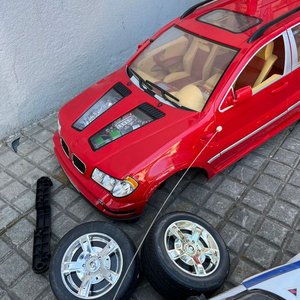Dos autos a escala grandes, uno rojo y uno blanco, para niños - imagen 4