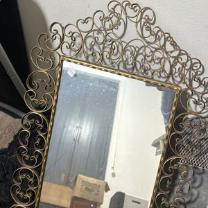 Lote anterior: Espejo antiguo con marco de metal dorado y detalles ornamentales