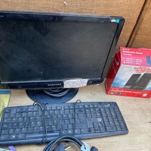LOTE DE MICROFONOS, TECLADO PANTALLA, PARLANTES, TELEF, CARGADOR DE PILAS - imagen 4