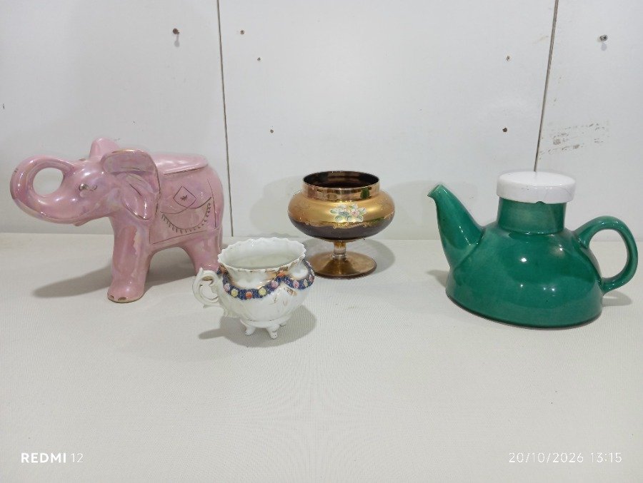 Lote de 4 Piezas Decorativas: Elefante Rosa, Tetera Verde, Copa Dorada y Recipiente Blanco