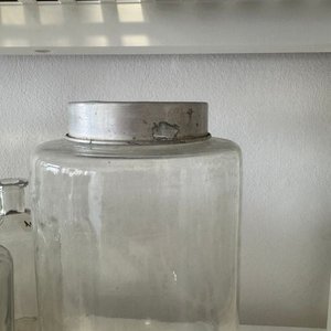 Frasco de Vidrio Azul y Frasco Grande con Tapa Metálica - imagen 2