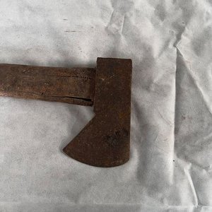 Lote siguiente: Hacha de Rajar Antigua con Mango de Madera