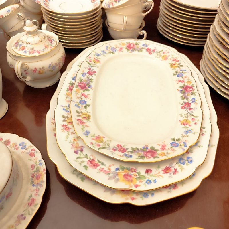 Monumental set hipercompleto de 114 piezas en inmaculado estado, de lo mejor de la porcelana alemana Hutschenreuther para 12 personas, pero viene con 24 platos de mesa de 24 cms, 12 hondos de 24 cms también, 12 de postre o entrada de 19 cms, sopera, tarrina, 2 ensaladeras, 7 fuentes (3 ovaladas, 2 redondas y 2 cuadradas, de diferentes tamaños), salsera, dulcera o mantequera, 2 copetineros, lechera, azucarero, tetera, 12 tazas y platillos de café y 12 tacitas de café con sus respectivos platitos. Lo único que parecería faltar es la cafetera. A simple vista todo está inmaculado, salvo 2 de los 24 platos grandes, donde uno está restaurado y el otro presenta una mínima fisura superficial, una mínima fisura en uno de los copetineros, y un mínimo chip en el borde del azucarero. El precio es por todo el lote. NO SE ENVÍA NI SE EMBALA. - imagen 3