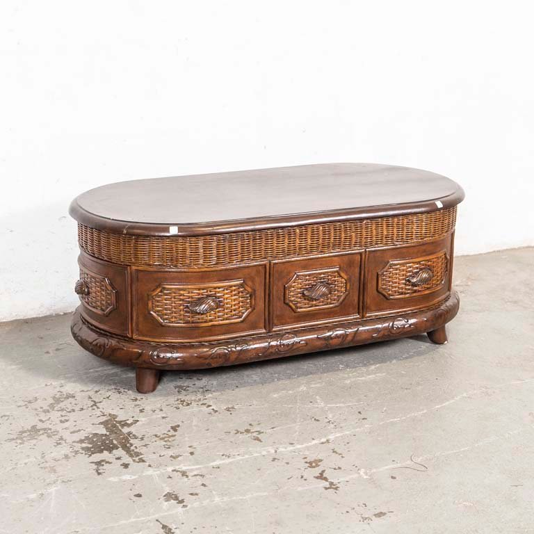 Lote siguiente: Mesa de living oval con detalles de madera y ratán