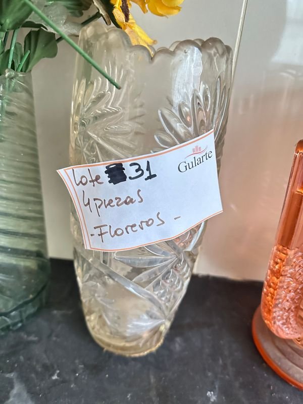 Colección de Floreros de Vidrio con Flores Coloridas - imagen 2