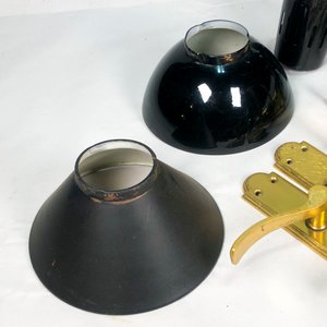 Lámpara de Mesa Negra con Apliques y Pestillos de Bronce - imagen 4