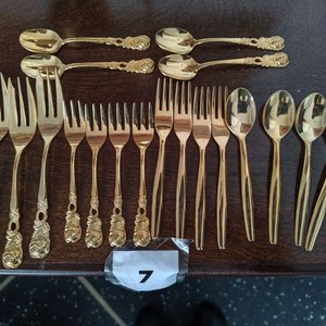 Juego de Cubiertos de Postre Bañados en Oro con Diseño de Rosas - imagen 3