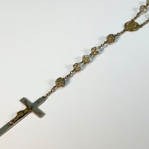 Rosario de Cristal de Roca con Crucifijo Metálico y Medalla de la Virgen - imagen 2