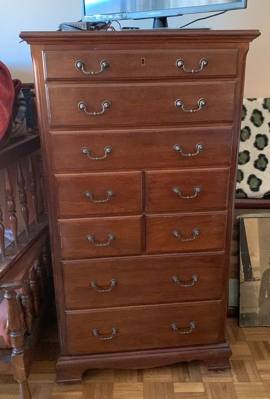 Lote anterior: Cómoda de 9 cajones de madera con televisor