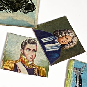 Lote de Figuritas Antiguas: Personajes Históricos, Mapas y Escudos - imagen 4