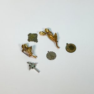Lote anterior: Lote de 6 Piezas: 3 Medallas Religiosas y 3 Prendedores Vintage