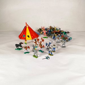 Lote siguiente: Colección de Figuras de Acción Miniatura: Indígenas, Caballeros y Carpa
