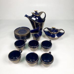 Lote siguiente: Juego de Porcelana Azul Cobalto con Detalles Dorados: Tetera, Lechera, Azucarero y Pocillos
