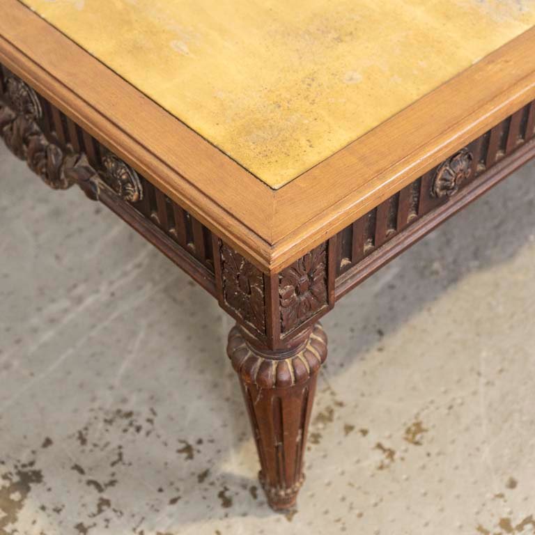 Mesa de living estilo Luis XVI, tallada y con tapa de vidrio dorado - imagen 2