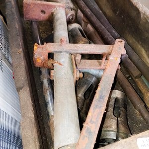 Cajón de madera con: mechas varias, boquilla, mandril con detalles, base taladro - imagen 2