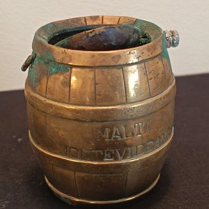 Lote de Piezas Decorativas en Bronce y Metal: Jarrón, Caldera, Cenicero, Barril, Tenedor y Centro de Mesa - imagen 4