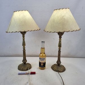 Lote anterior: Par de Lámparas de Mesa Vintage en Metal Fundido con Pantallas Cónicas