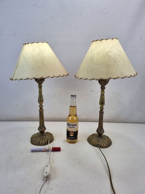 Par de Lámparas de Mesa Vintage en Metal Fundido con Pantallas Cónicas