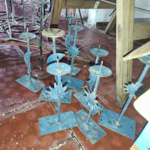 Lote de Candelabros y Posavasos de Metal - imagen 2