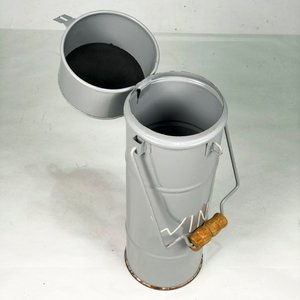 Botellero Vintage de Metal con Tapa Abatible y Asa de Madera - imagen 3