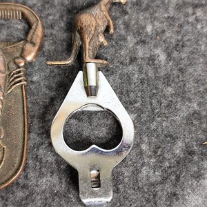 Dos destapadores: uno de bronce con forma de langosta y otro de metal con canguro - imagen 5
