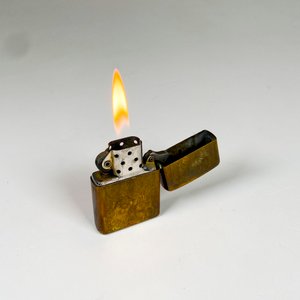 Encendedor Zippo con estuche idem, funciona - imagen 7