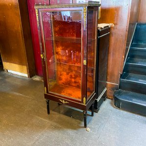 Lote anterior: Vitrina Antigua de Madera y Bronce con Estantes de Cristal
