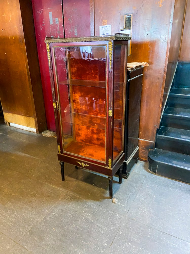 Vitrina Antigua de Madera y Bronce con Estantes de Cristal