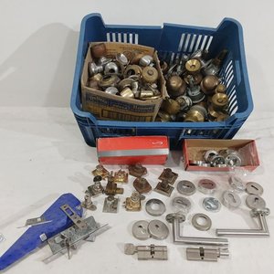 Lote anterior: Lote de Pomos, Cerraduras y Manijas para Puertas y Cajones
