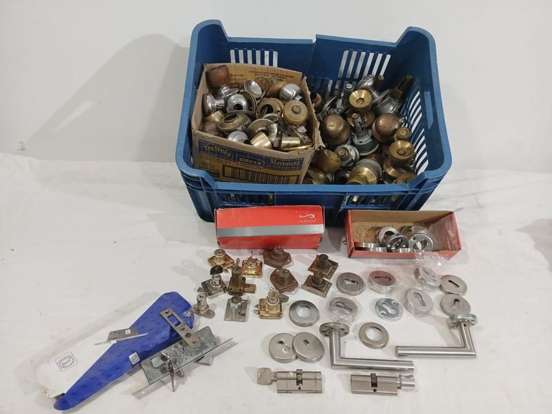 Lote de Pomos, Cerraduras y Manijas para Puertas y Cajones