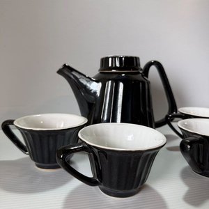 Juego de Tetera, Lechera y 4 Pocillos de Cerámica Negra y Blanca - imagen 4