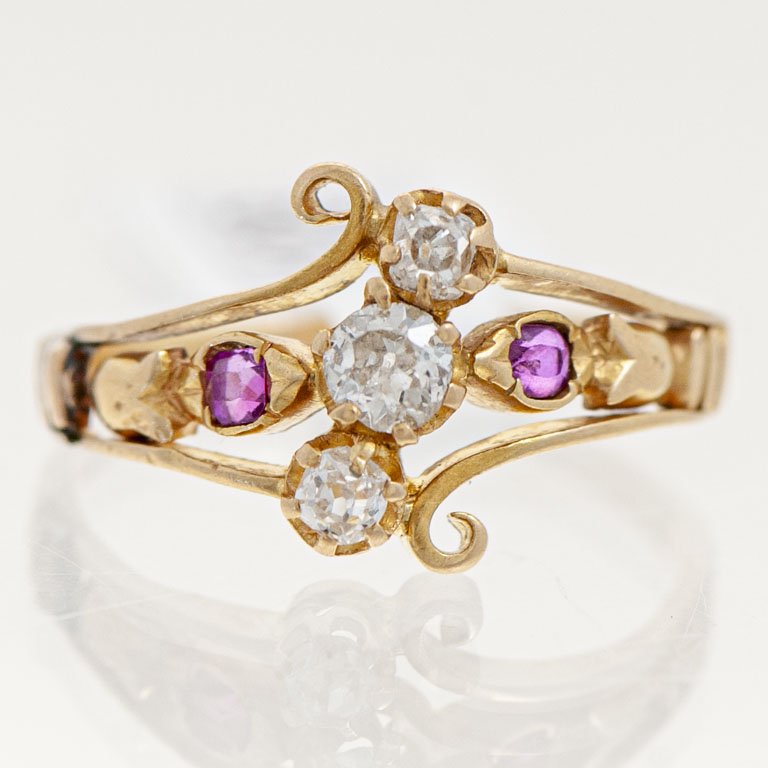 Lote anterior: Anillo de oro con diamantes y rubíes